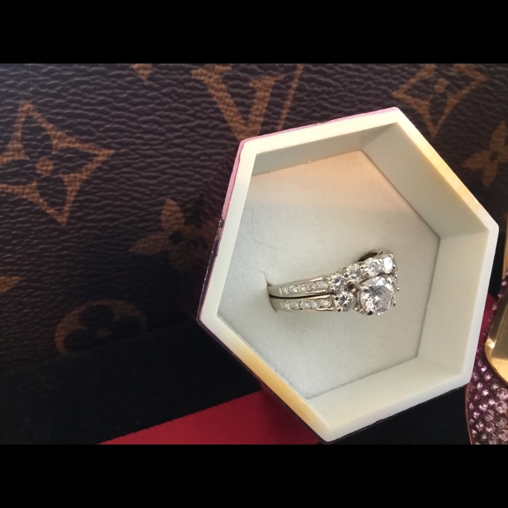 Gorgeous 14kt White Gold & Diamond Ring😍❤️💍 - Picture 3 of 6